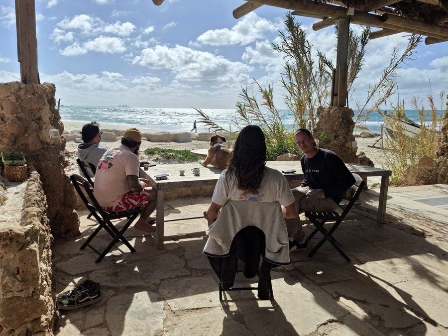אנשים עובדים יחד בחוץ מול הים בלב ים