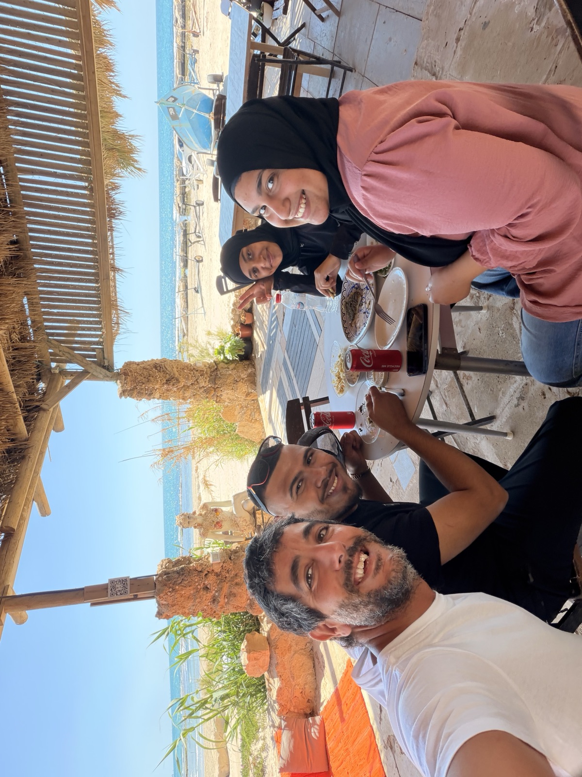 חברים נהנים יחד מול הים בלב ים
