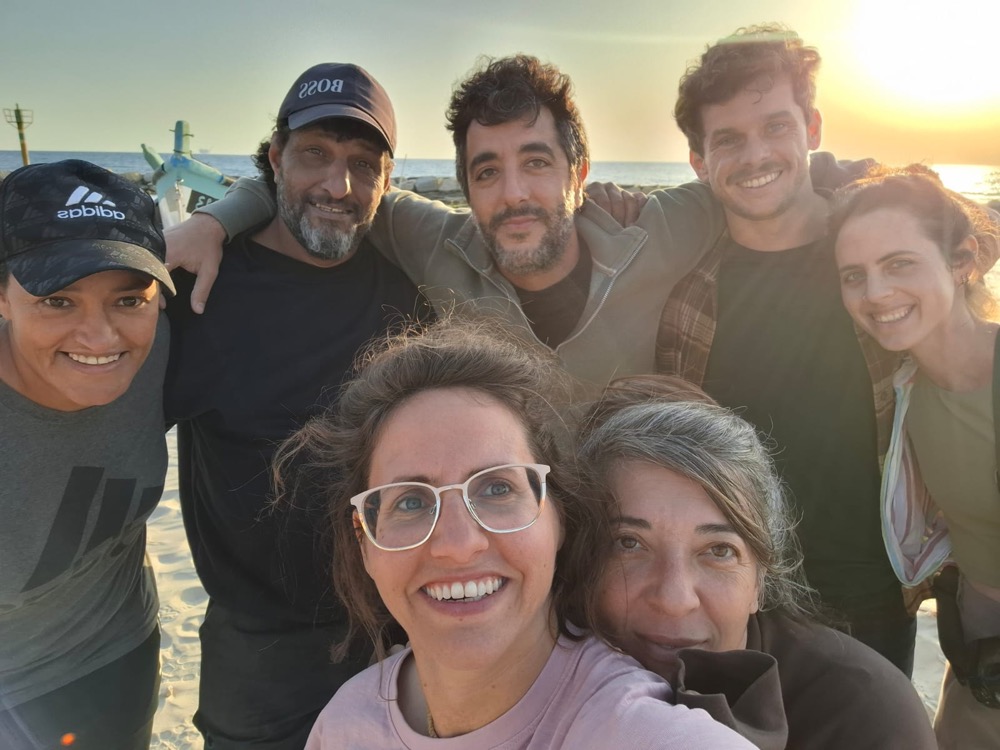קהילת לב ים — אנשים מתכנסים תחת הפרגולה מול הים