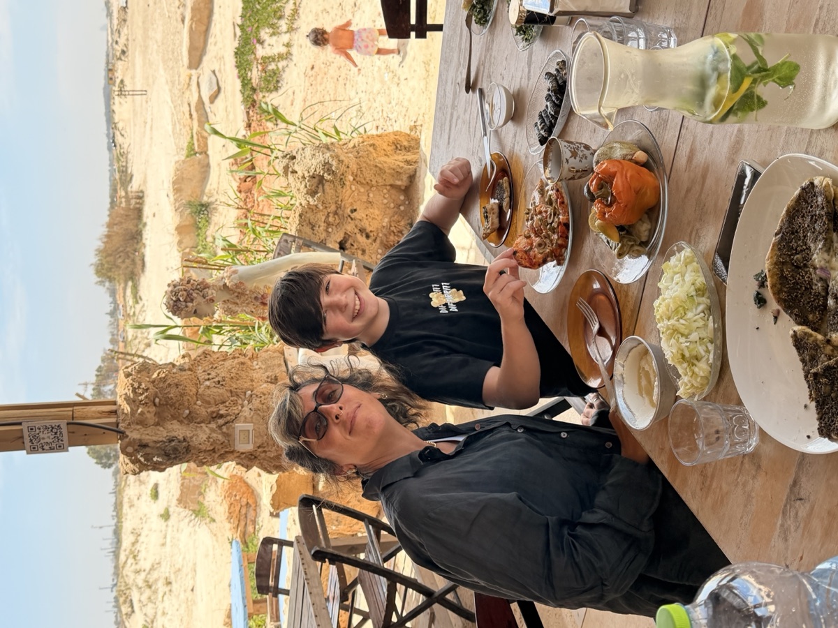ארוחה משפחתית עם נוף הים בלב ים